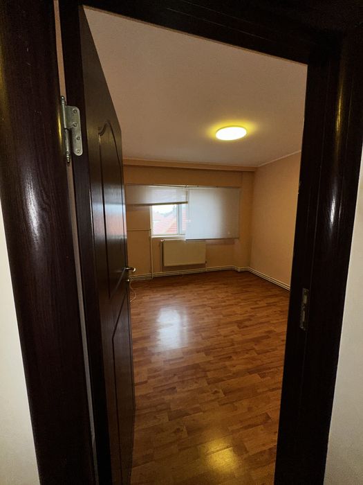Apartament 3 camere de vanzare