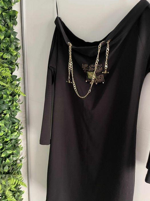 Черна рокля със златни елементи