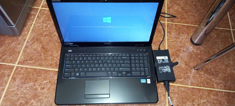 Laptop Dell N7110  i7-2630QM 2GHz/8GB ddr3/Hdd 320Gb/GT 525M 2G/Bat 1h