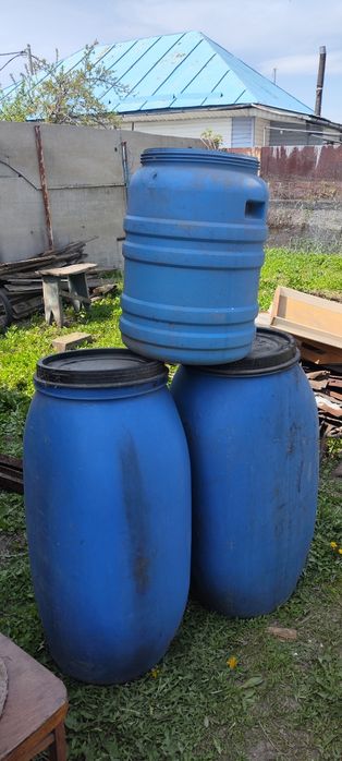 Продам бочки по 5000 большие по 3000, маленький