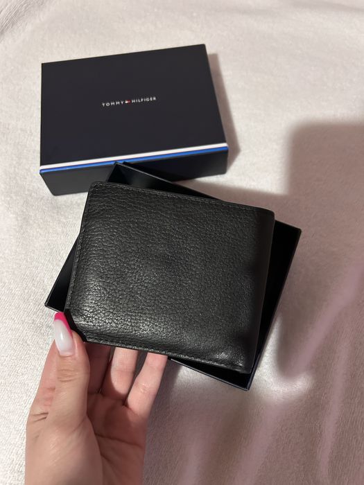 Мъжко оригинално портмоне на Tommy Hilfiger