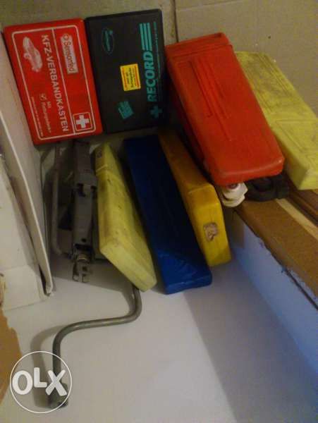 триъгълници,аптечки,ключ за гуми,крик,огледала,теглич и др..