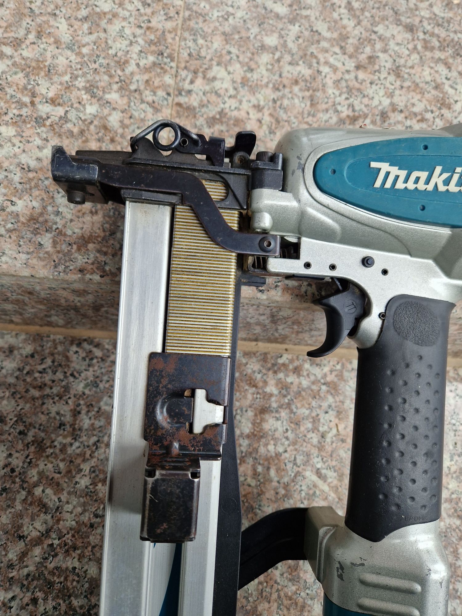 Makita capsator pneumatic