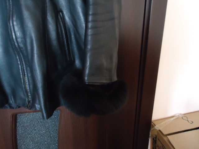 черно дамско кожено яке с яка и пухчета на ръкавите Elda Leather
