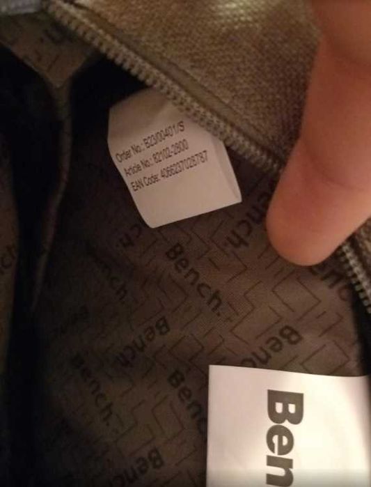 Чисто нова оригинална чантичка Bench