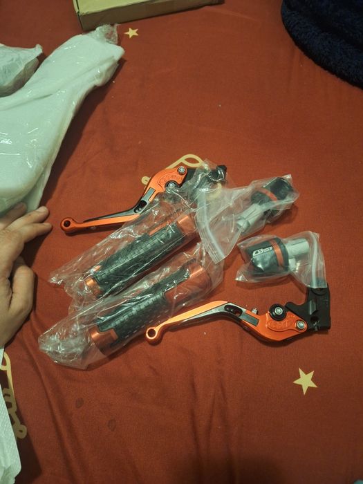 Vând accesorii moto