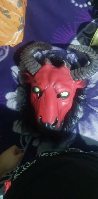 Vând masca de capră