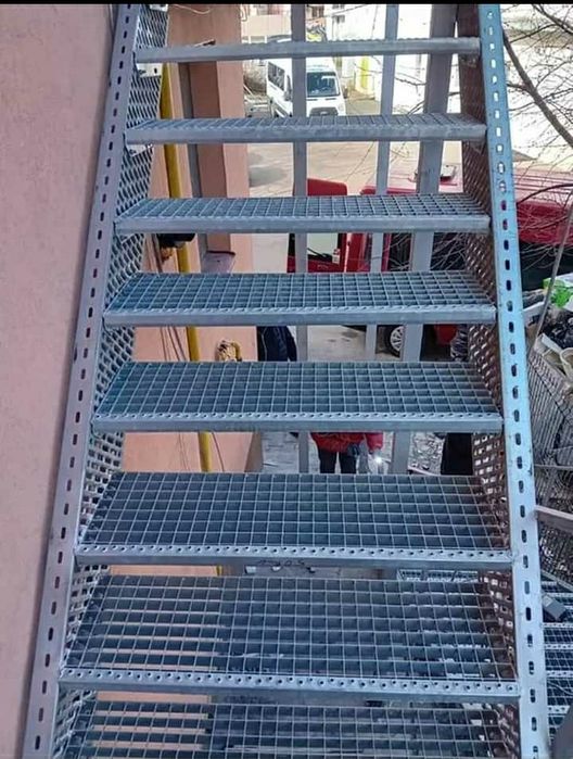 Vând scarii metalice zincate exterioare și pentru incendii , platforme