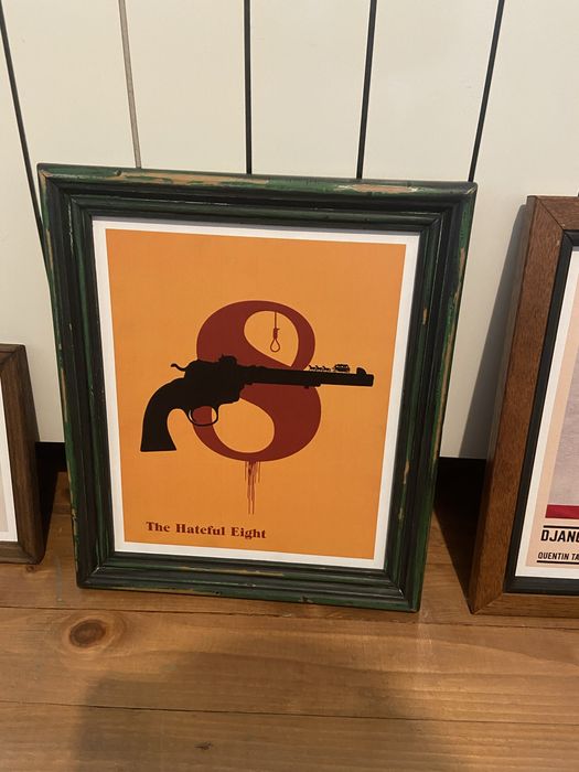 Стари дървени рамки с плакати от филми