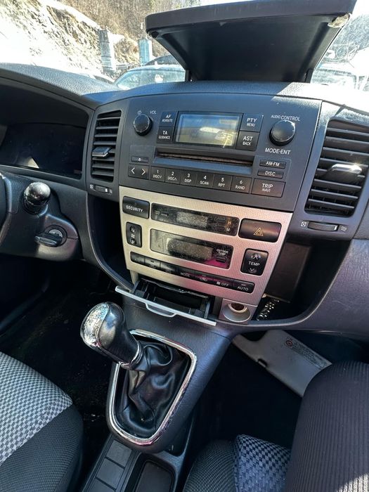 Тойота Корола версо 1.8 на части