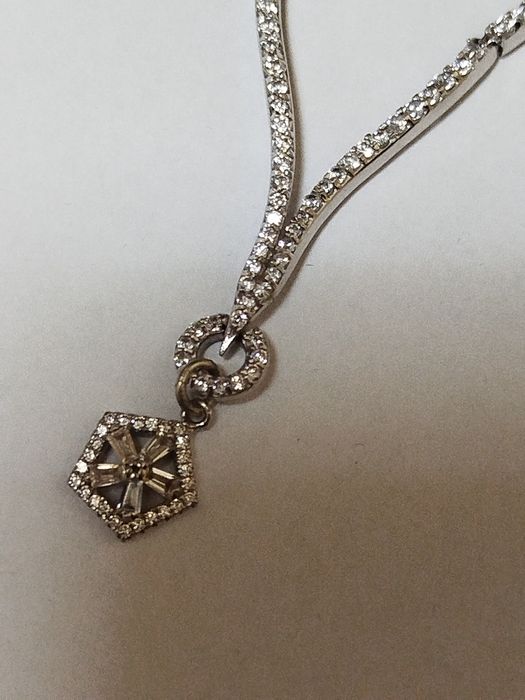 Vând colier nou din argint