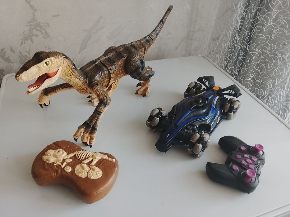 Динозавр и машина на пульту