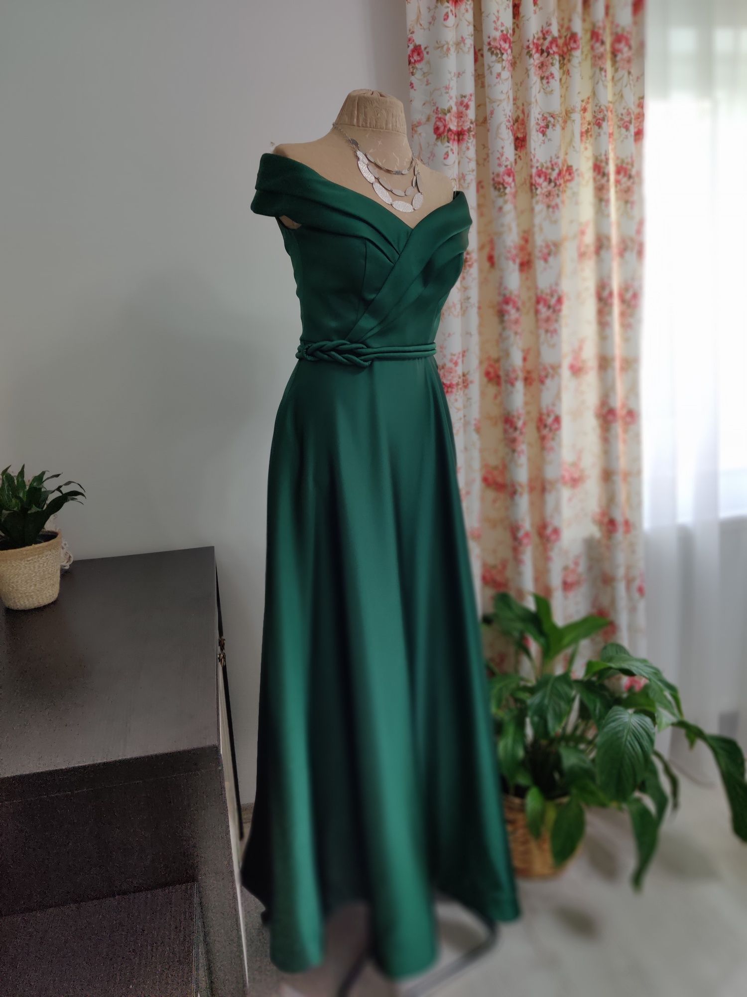 Vând rochie tafta verde smarald