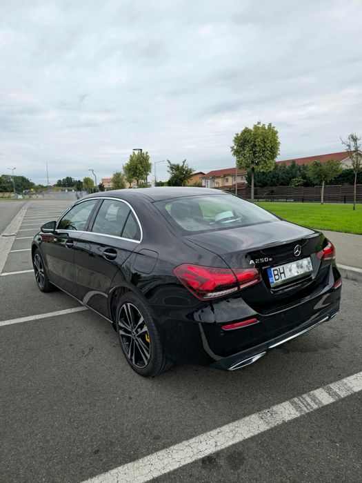 Mercedes-Benz A250e limousine 8G-DCT plug-in hybrid 218 cp Night Black