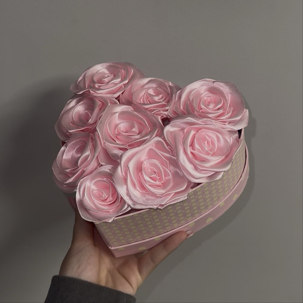 Buchet din 9 trandafiri de satin