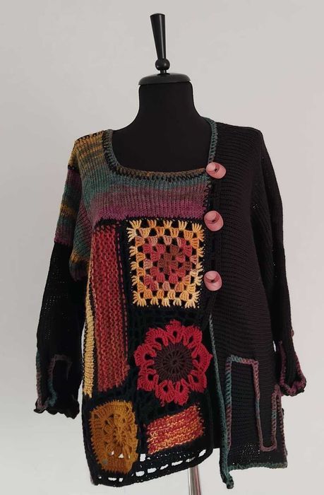 Плетена жилетка с елементи изплетени на една кука