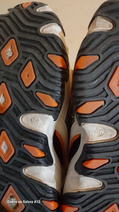 Продается детская обувь.