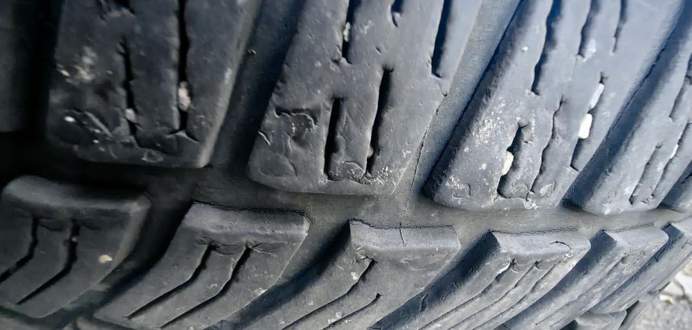 Anvelope iarna Debica Frigo 225 45 R17 cauciucuri împreună 180 lei