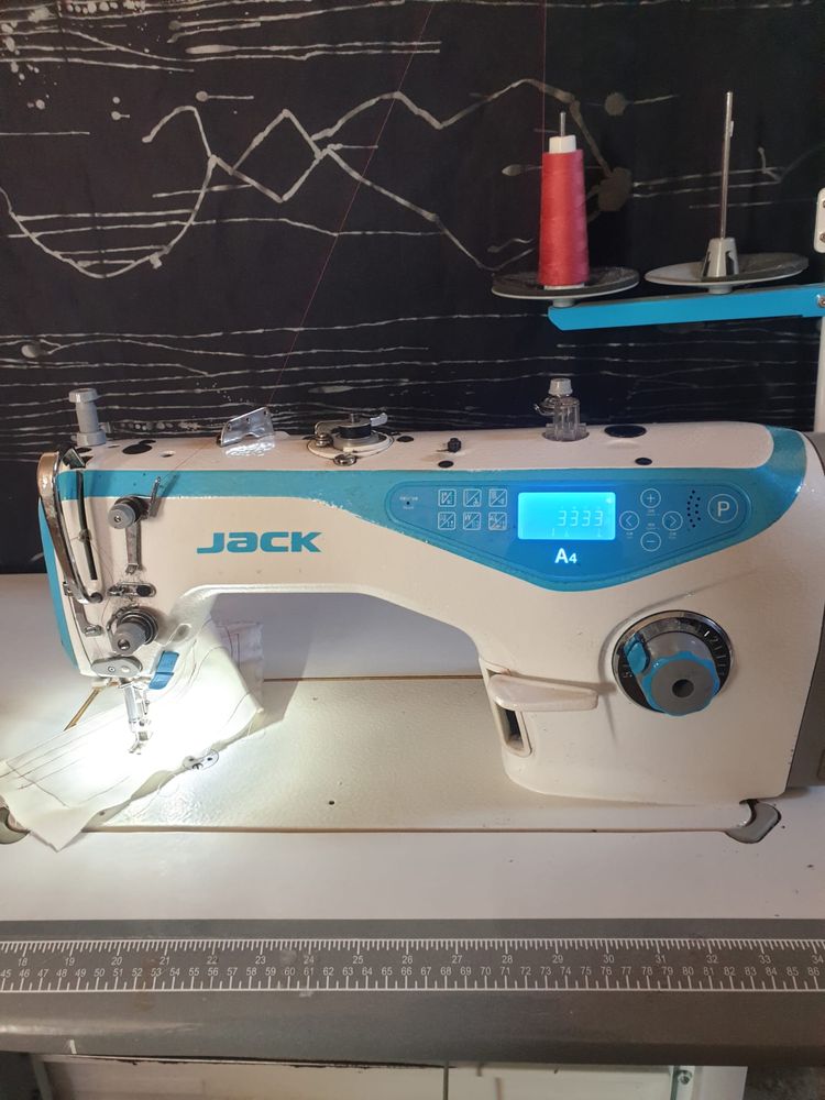 Mașina de cusut jack A4