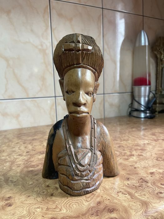 Bust vintage maro