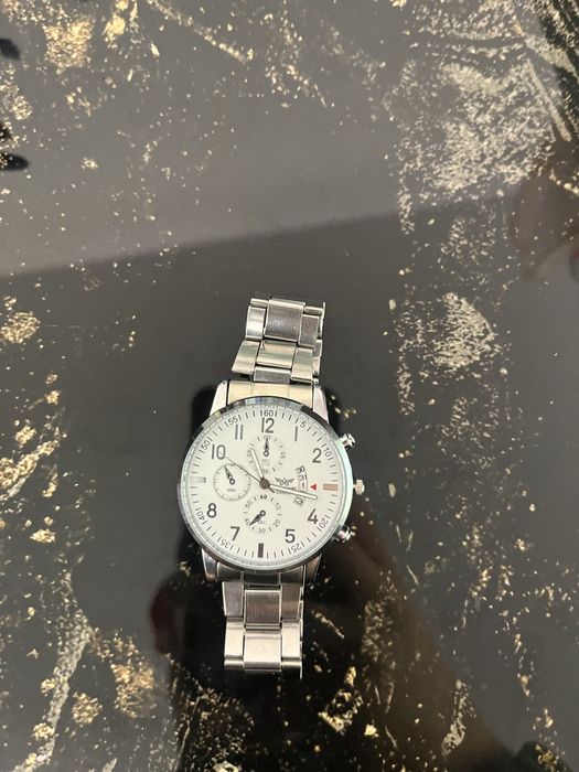 Vând ceas de mână argintiu mecanic