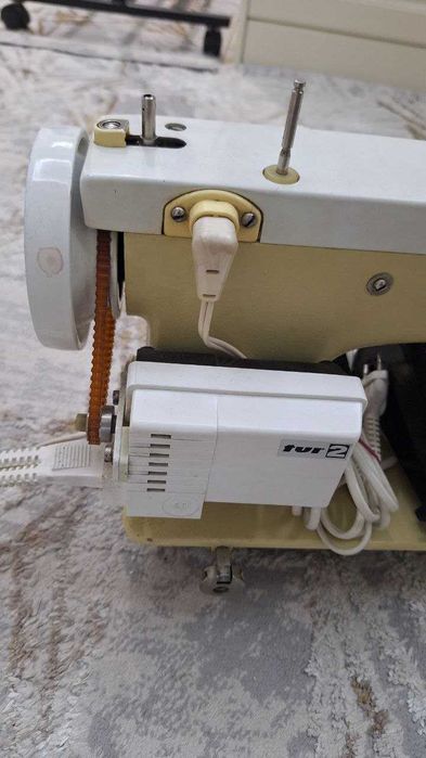 Продаю свою швейную машинку ЧАЙКА-142 М.С электроприводом и столом.