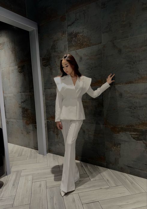 Новая двойка женственная. Костюм с брюками