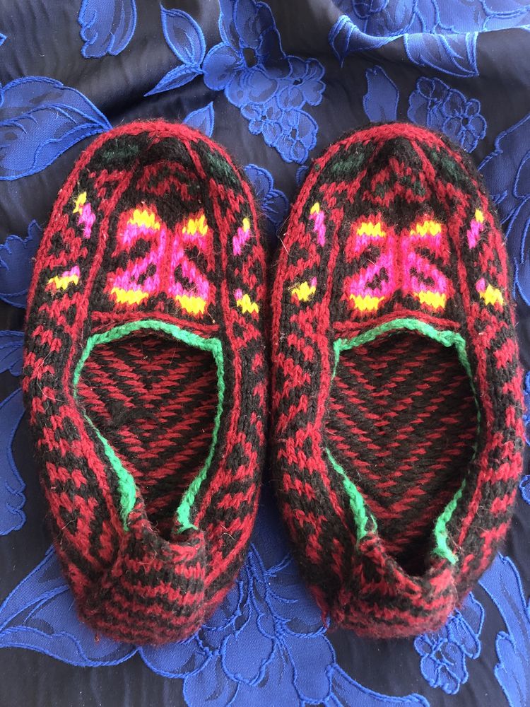 Продаются теплые носки с орнаментом из шерсти