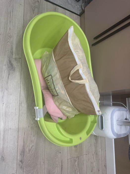 Продам детскую ванночку и вещи доя новорожденных до 6 месяц