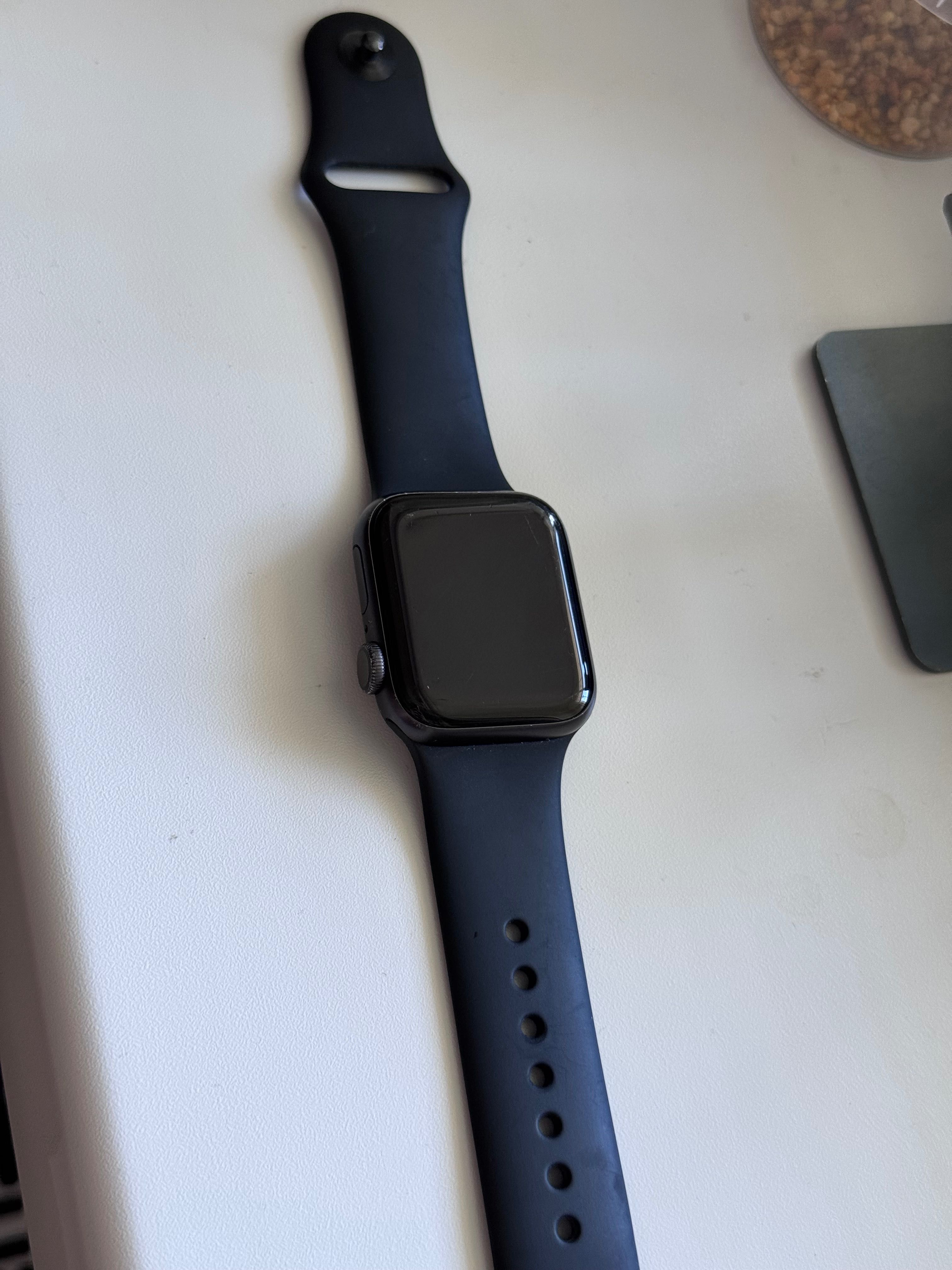 Смарт-часы Apple Watch Series 6, 40mm