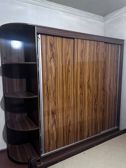 Мебель, 3 та нарса.Трюмо,кровать,гардероб сотилади.