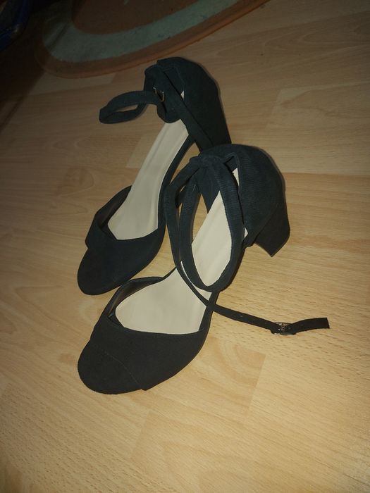 Tocuri noi. Negre, simple și elegante.