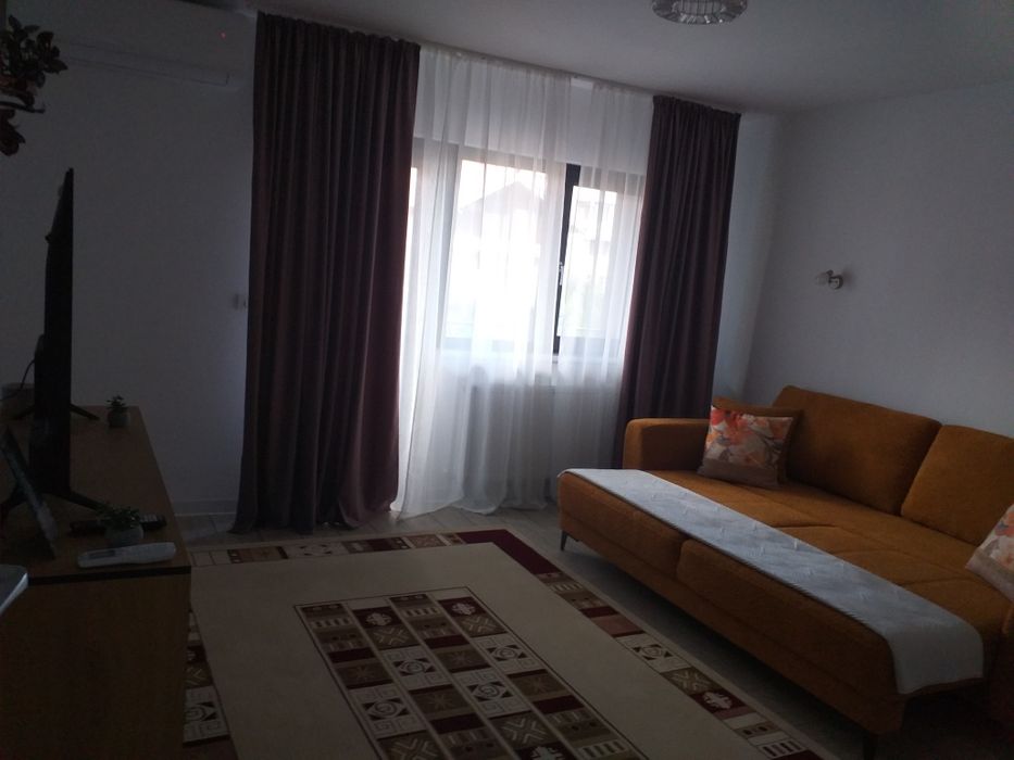 Închiriez etaj la casa