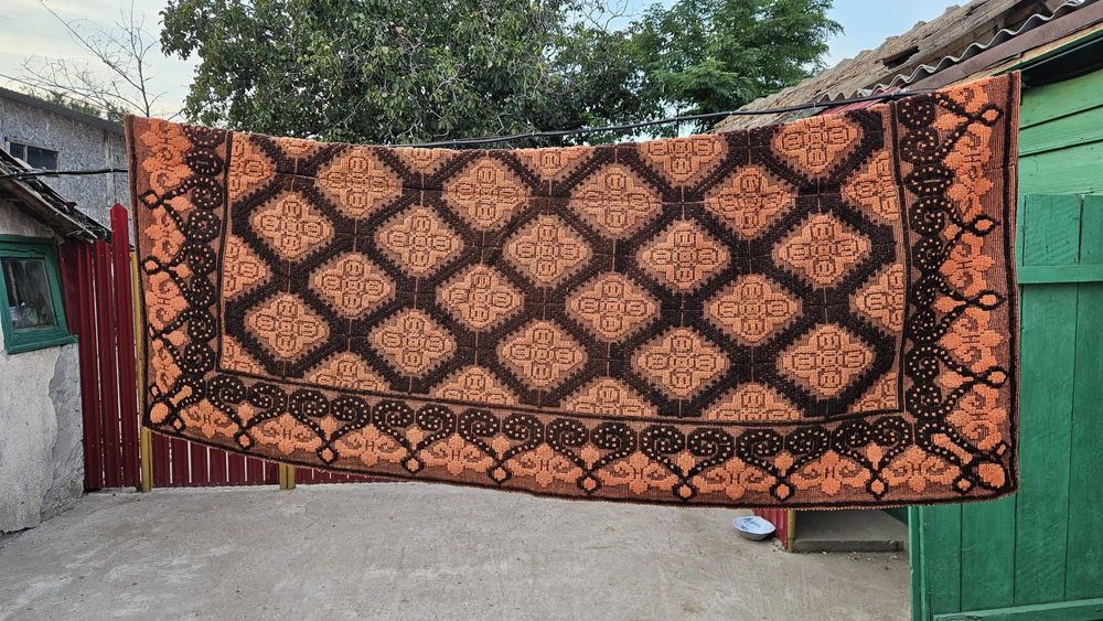 Cuverturi  foarte vechi, bine  întreținute, țesute  la  război