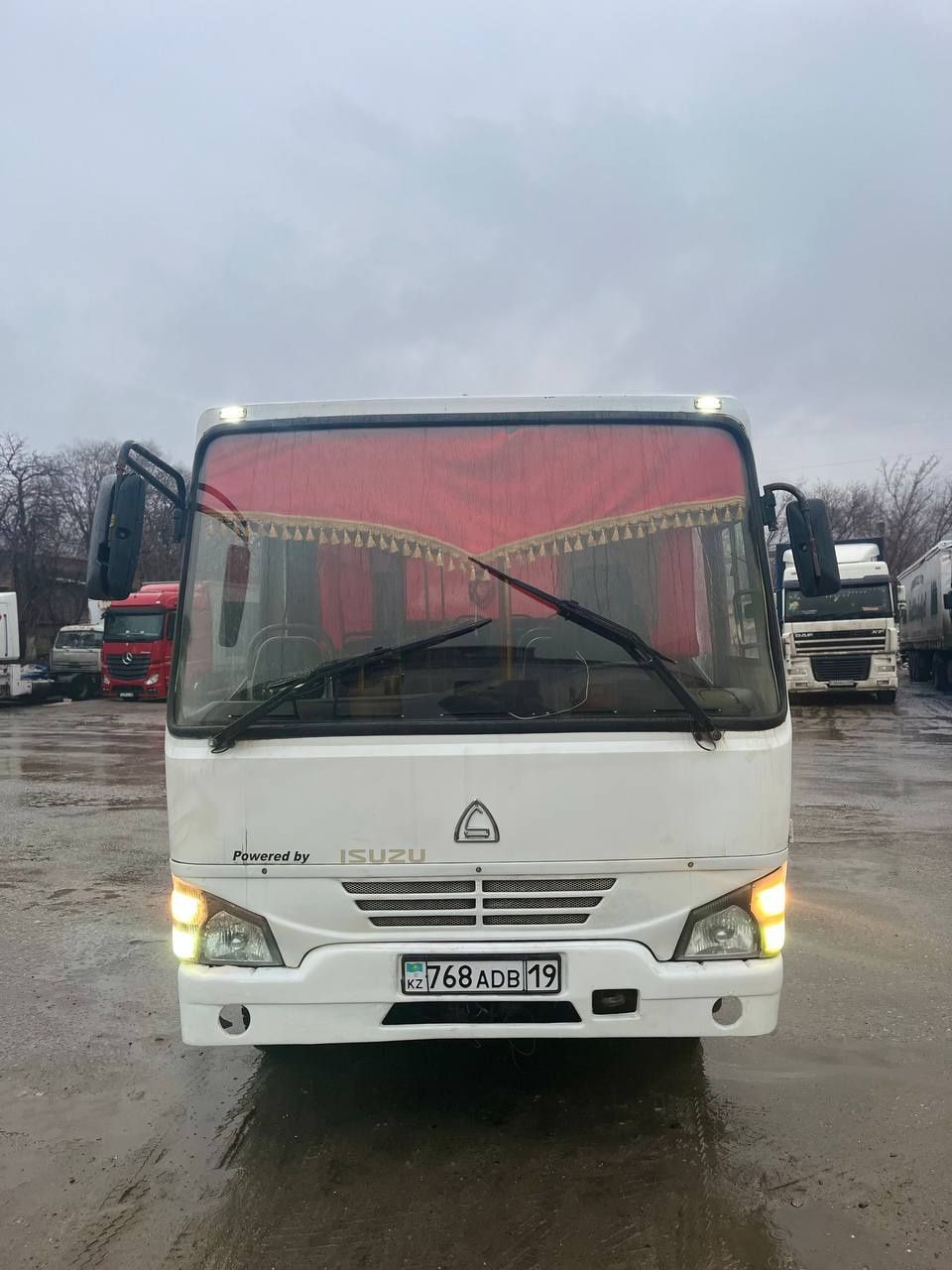 Isuzu np 37  автобус