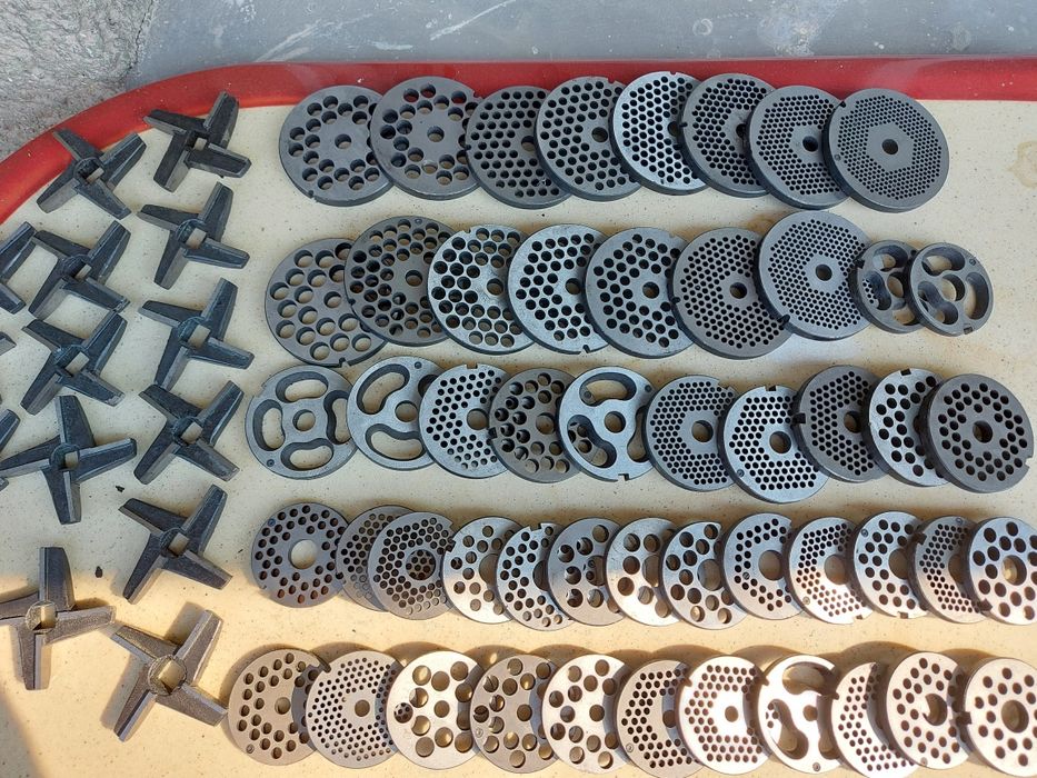 Закалени български ножове и решетки за месомелачки.