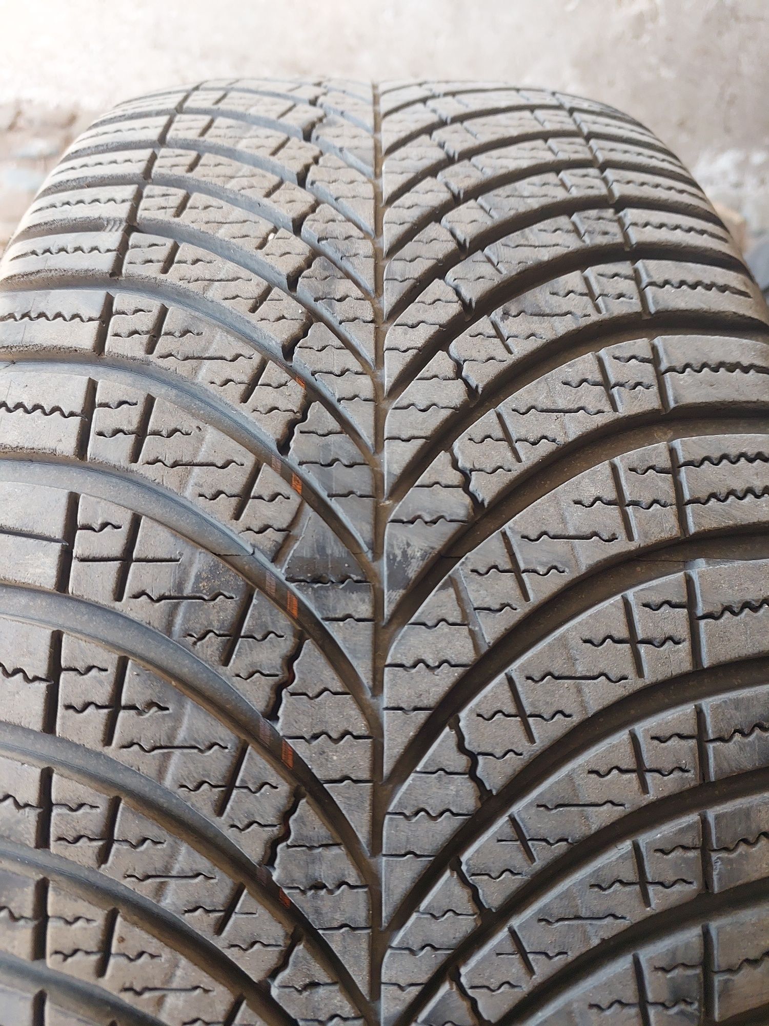 Goodyear 235 45 18 3бр всесез. Bridgestone 225 50 18 2бр зимни
