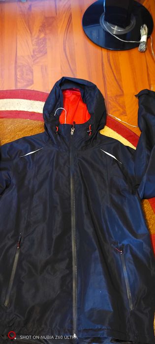 Vând Geaca impermeabila L