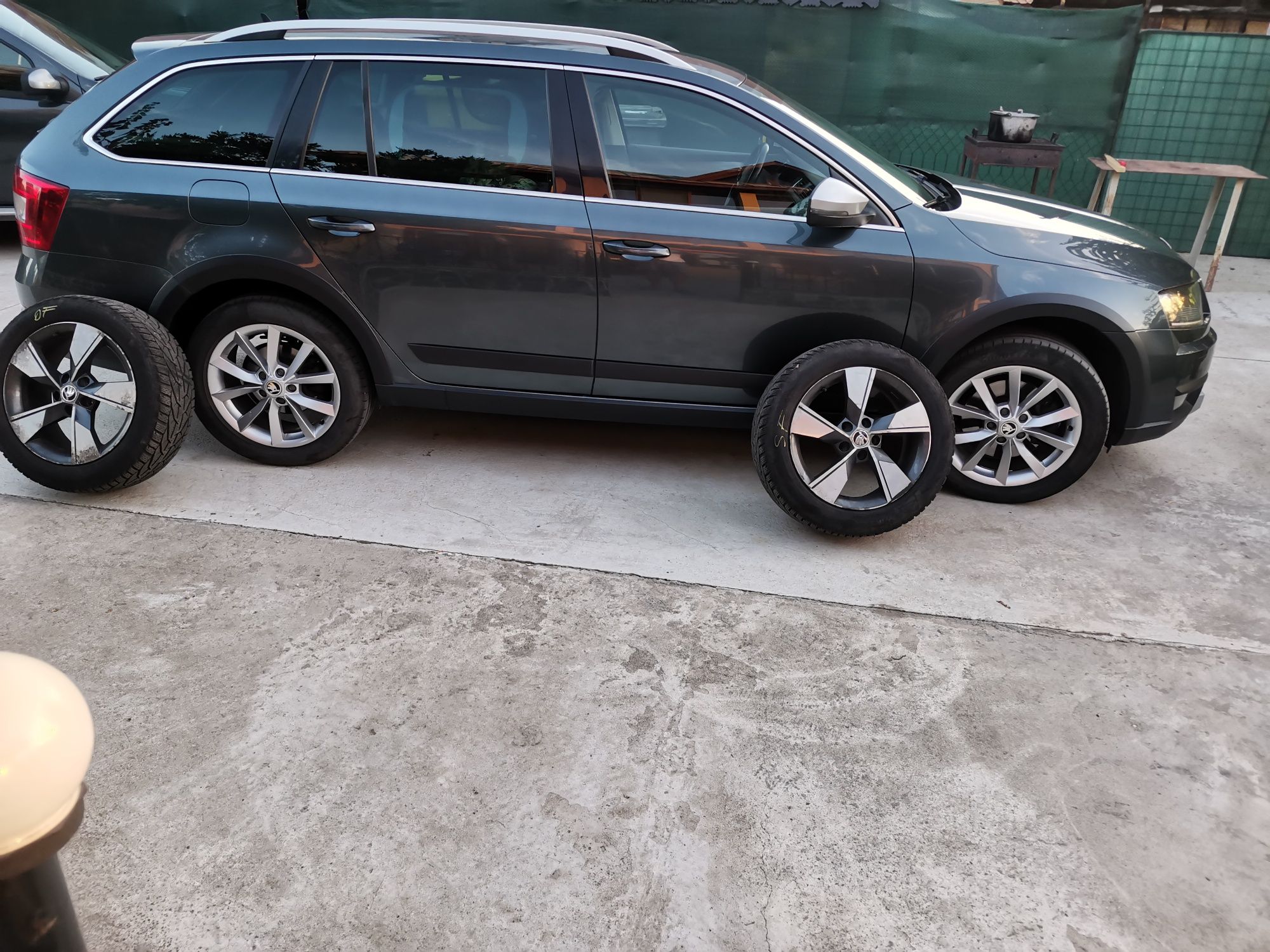 Skoda Octavia III Scout 4x4 DSG
184 cp