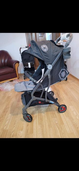 Vând cărucior pliabil compact