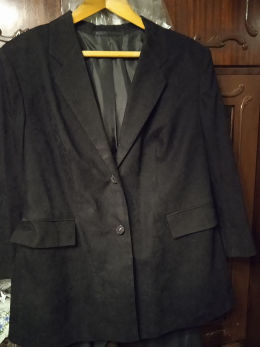 Костюм женский велюровый классический, пиджак с юбкой. Средней длины.