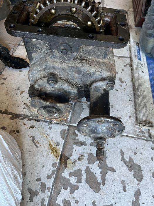 Продавам приводна кутия за зил 131