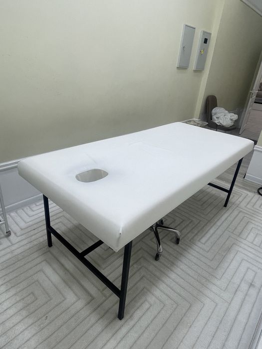 Кушетка  белая  для шугаринга или масажа или для разных услуг срочнооо