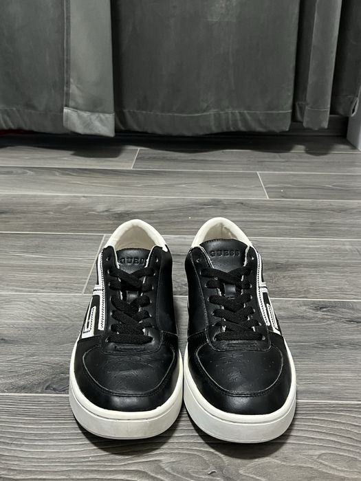 Vând adidași Guess