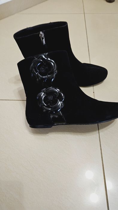 Боти в черен цвят