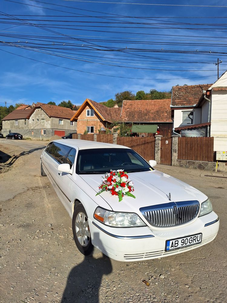 Inchiriez limuzina lincoln town car 2008