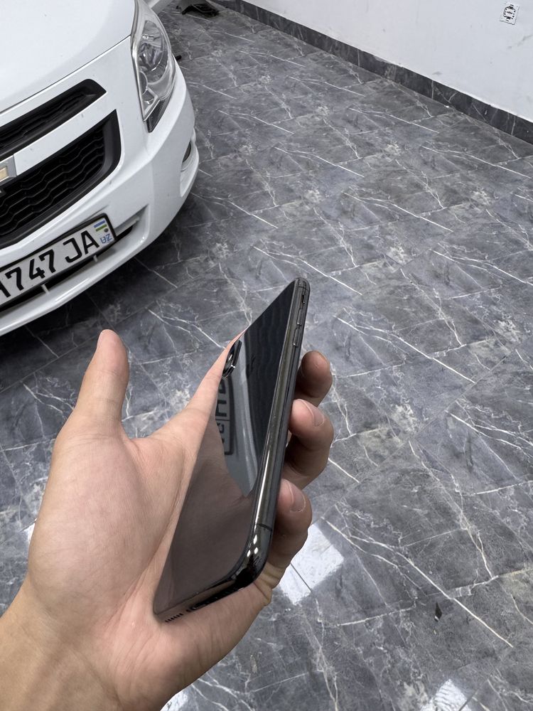 Iphone x aybi bor arzonga bervoraman 700.00bolishi shu