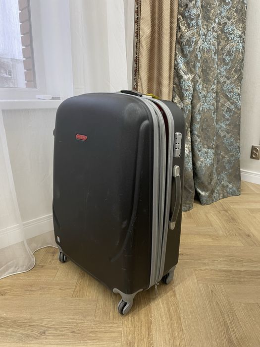 Продаю стильный чемодан в отличном состоянии!