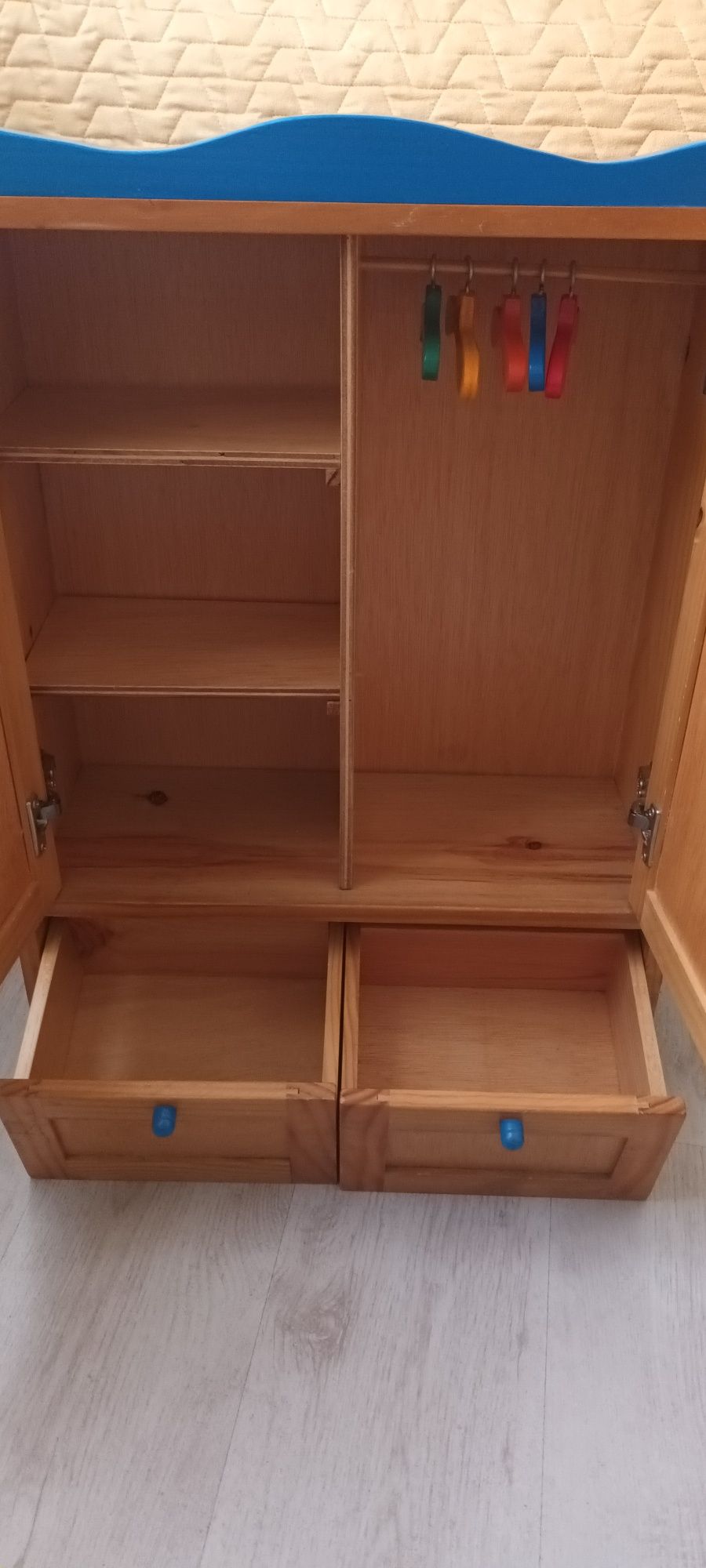 Дървен гардероб за кукли