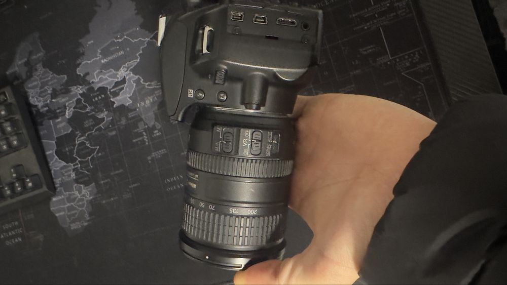 Nikon d3100 cu lentilă af5 nikkor 18-200mm 3,5-5,6f G VR 1